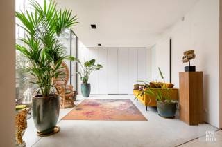 INDELING<br /><br />Het herenhuis biedt op het gelijkvloers een handelsruimte van 107m² met luxe afwerking. Aan de achterzijde bevindt zich een ruimte die momenteel gebruikt wordt als zitruimte maar die kan ingericht worden als bureau of kantoor. Aansluitend is er de ingerichte tuin met zwembad en overdekte bar. Voor het clienteel van de handelsruimte is er een parking voorzien geschikt voor 4 auto's die bereikbaar zijn via de L. Lambrechtsstraat. <br /><br />De bovenwoning van 200m² beschikt over een privé parking die bereikbaar is via een aparte ingang. Verdieping 1 omvat een privatieve inkom, een ruime woonkamer met zit- en eetruimte, een keuken, een berging, een wc en een terras. De tweede verdieping is voorzien van een nachthal, 3 slaapkamers, een dressing en een badkamer. <br />Het herenhuis is volledig onderkelderd.<br /><br />AFWERKING<br /><br />De keuken op verdieping 1 is voorzien van alle toestellen waaronder een gasfornuis, een enkele spoelbak, een oven en een vaatwasmachine. De badkamer beschikt over een inloopdouche, toilet en enkele wasbak geïntegreerd in het meubel. <br /><br />De handelsruimte is afgewerkt met parket en gepolierd beton, en heeft hoge plafonds met inbouwspots en sierlijsten. Zowel de begane grond als de eerste verdieping zijn voorzien van airconditioning.