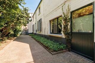 <p><span>Ben je op zoek naar een karaktervolle woning met een zee van buitenruimte op een uiterst centrale locatie, die je nog helemaal naar eigen hand kunt zetten? Deze charmante halfopen bebouwing aan de Bredabaan 774 in Brasschaat biedt de perfecte basis om jouw droomwoning te realiseren. Met een flinke dosis karakter en een geweldige tuin is dit de ideale renovatieopportuniteit.</span></p><p><span>De highlights:</span></p><ul><li><span>Karaktervolle en uiterst charmante gevel met enorm veel potentieel.</span></li><li><span>Prachtige, diepe tuin met een gezellig overdekt terras om nu al van te genieten.</span></li><li><span>Klaar voor de toekomst met een eigen laadpaal voor je elektrische auto.</span></li><li><span>Renovatieproject, ideaal om te moderniseren naar eigen smaak.</span></li></ul><p><span>Indeling en afwerking: Je komt binnen via de inkomhal die meteen de gezellige sfeer van de woning ademt. De leefruimte geniet van een fijne lichtinval en sluit mooi aan op de achterliggende ruimtes waaronder de keuken met heel veel opbergmogelijkheden. Gelijkvloers bevindt zich eveneens de badkamer met inloopdouche. Op de eerste verdieping liggen de drie slaapkamers. Hoewel de woning wat liefde en werk nodig heeft om energetisch en modern helemaal futureproof te worden, is de basis fantastisch. De absolute troef bevindt zich achteraan: een uitzonderlijk grote, diepe tuin waar kinderen naar hartenlust kunnen spelen en een prachtig overdekt terras. Je wagen parkeer je op de oprit, die alvast is uitgerust met een moderne laadpaal.</span></p><p><span>Over de buurt: De woning is gelegen in het gezellige centrum van Maria-ter-Heide (Brasschaat). Je woont hier met alle voorzieningen binnen handbereik: winkels, gezellige horeca, scholen en openbaar vervoer liggen op wandelafstand. Bovendien sta je zo in het prachtige park van Brasschaat of het Peerdsbos voor een ontspannende wandeling, en geniet je van een snelle verbinding naar de E19.</span></p><p><span>Interesse om de handen uit de mouwen te steken en hier jouw droomhuis van te maken? Neem vandaag nog contact met ons op via 03/646.66.55 of lynn@sinjoor.be</span></p>