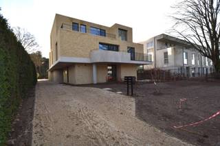 Modern nieuwbouwappartement op de 1ste verdieping, met een bruto bewoonbare oppervlakte van 100m² + Zuidgericht terras van 24m².Het appartement maakt...