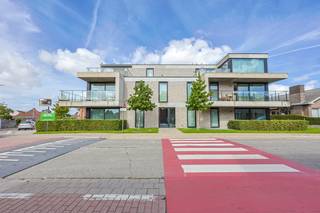 <strong>Moorslede - Gelijkvloers appartement met staanplaats te koop.</strong><br /><br />Dit modern en instapklaar appartement bevindt zich op het gelijkvloers van een recent gebouw in de Gentsestraat te Moorslede.<br />Met een EPC-label A en een oppervlakte van 63,75m² met praktische indeling is dit een fijne thuis voor alleenstaanden of koppels of perfect als investering.<br /><br />De aangename <strong>leefruimte </strong>sluit aan op de open <strong>keuken</strong>. Verder beschikt het appartement over <strong>één slaapkamer</strong>, een moderne <strong>badkamer</strong>, een <strong>technische berging </strong>alsook een <strong>kelderberging</strong>. Daarnaast is er een handige <strong>parkeerplaats </strong>bij te kopen voor 10.000 euro (verplicht).<br /><br />Wie op zoek is naar een verzorgd appartement met hedendaags comfort op een centrale ligging in Moorslede, is hier zeker aan het juiste adres!