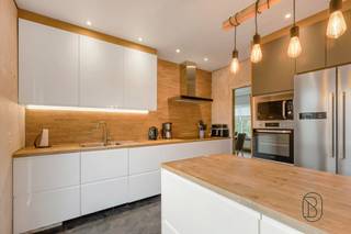 <p><strong>Te koop: rustig gelegen gelijkvloerse open bebouwing met 3SLK, CARPORT en TUIN!</strong><br /><br />In een rustige buurt in Izegem, bevindt zich deze gelijkvloerse <strong>alleenstaande woning met tuin</strong>, <strong>carport</strong> en een volledig <strong>aparte praktijkruimte</strong>. Een ideale combinatie voor wie wonen en werken wil verenigen, of extra ruimte zoekt voor hobby of zelfstandige activiteit.<br /><br />Wat maakt dit pand uniek?<br />De privéwoning omvat een <strong>inkomhal</strong>, <strong>leefruimte</strong>, een volledig <strong>geïnstalleerde keuken</strong> met kookeiland, <strong>drie slaapkamers</strong> waarvan één met <strong>dressing</strong>, een <strong>badkamer</strong>, een apart toilet en een <strong>praktische berging</strong>. Daarnaast is er een <strong>zolder</strong> voor extra opslag.<br /><br />Aansluitend, maar volledig afzonderlijk toegankelijk, bevindt zich de <strong>praktijkruimte</strong> met inkom, apart toilet, leefruimte, keuken en vier kleinere kamers. Buiten geniet je van een grote tuin, een oprit en een carport.<br /><br />De woning is uitgerust met centrale verwarming op aardgas, <strong>zonnepanelen</strong> en <strong>dubbele beglazing</strong>.<br /><br />Voor wie is dit ideaal?<br />Ideaal voor gezinnen, zelfstandigen of vrijberoepers die een rustig gelegen woning zoeken met praktijkruimte en voldoende buiten- en parkeerruimte.<br /><br />Te koop via Immo Beguin, jouw vastgoedexpert sinds 2009, met kantoren in Ronse, Waregem, Kortrijk, Deinze, Doornik en Lessines.<br />Bezoek na afspraak via: tessa@immobeguin.be</p>