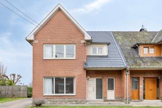 <p>This semi-detached home in Borgloon with 3 bedrooms and a garden offers a combination of space, location and renovation potential. Situated close to the centre while enjoying open field views at the rear, it provides a peaceful and bright living environment.</p><p>Upon entering, you are welcomed into a spacious living area with air conditioning and plenty of natural light from large windows. The living space connects to the kitchen and veranda, both offering views over the garden and surrounding greenery.<br /></p><p>Upstairs, the property features three well-sized bedrooms with surface areas of 12.97 m², 14.58 m² and 15.06 m². An additional storage room can be converted into a second bathroom or laundry room, providing flexibility. The attic, accessible via the landing, offers further possibilities, while the partial basement adds extra storage space.<br /></p><p>Outside, the property includes a large terrace and a garden with open views over fields, creating a peaceful outdoor setting. The garage and long driveway provide parking for multiple vehicles.<br /></p><p>From a technical perspective, the cavity walls are fully insulated and the roof is partially insulated. The property has an EPC rating E, which implies a renovation requirement, offering an opportunity to upgrade the home to modern standards and your personal taste.</p><p>The location is a strong advantage, with easy access to the centre of Borgloon and nearby amenities, while still enjoying a green and quiet environment.<br /></p><p>Looking for a home with potential in a great location? Contact us today to arrange your viewing.</p>