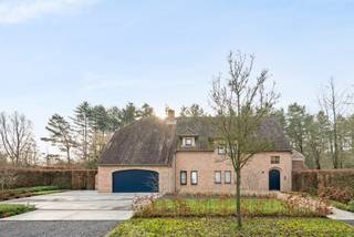Deze tijdloze villa op een prachtig zuidgericht perceel van +/- 2.750 m² is residentieel gelegen in een doodlopende straat aan de rand van een natuurreservaat. De villa omvat een ruime woonkamer, een bureau, een gezellige leefkeuken, wasplaats, dubbele inpandige garage, 4 slaapkamers, ruime badkamer en zolderverdieping toegankelijk via een vaste trap.<br /><br />Gelijkvloers: <br />Royale inkomhal op natuurstenen vloer met gastentoilet. De woonkamer op massief eiken parket omvat een gezellige zithoek met gashaard en een aansluitende eetkamer. Af te sluiten bureauruimte op parket te bereiken vanuit de woonkamer. De landelijke leefkeuken met ontbijthoek en toegang tot het terras is compleet ingericht met apparatuur (vaatwasser, gaskookplaat, microgolfoven, heteluchtoven). Voorraadberging aanpalend de keuken aanwezig. De praktische wasplaats met zij-inkom is voorzien van ingemaakte kasten, spoelbak en aansluiting voor een wasmachine. De inpandige garage met plaats voor 2 wagens is voorzien van een automatische poort. Alle leefruimtes bieden een mooi uitzicht op de tuin en het achterliggende bosgebied.<br /><br />Verdieping: <br />De natuurstenen trap vanuit de inkomhal brengt ons naar de bovenverdieping. Hier treffen we 4 ruime slaapkamers op parket, waarvan 1 met aanpalende dressing. Deze dressing kan mogelijk omgevormd worden tot 5de slaapkamer. <br />De badkamer is uitgerust met ligbad, douche en dubbele lavabo in een stijlvol meubel. <br /><br />Een vaste trap geeft toegang tot de geisoleerde zolderverdieping. Hier kunnen mogelijk nog extra kamers of hobbyruimten worden gecreëerd.<br /><br />De tuin op het zuiden is rondom zeer verzorgd aangelegd en beschikt over een natuurstenen terras dat paalt aan de leefruimten zoals keuken en woonkamer. Achteraan volledige privacy en geen inkijk van achterliggende buren omwille van aanpalend natuurreservaat. <br /><br />Bijzonderheden: <br />- sublieme ligging in groene residentiele omgeving<br />- gunstige locatie tov Geel - Herentals <br />- kwaliteitsvolle afwerkingsmaterialen<br />- Recent aangelegde voortuin<br />- gunstig EPC - 145 kWh/m² - 16 zonnepanelen, vernieuwde gas HR-ketel, dak en gevel geïsoleerd, zoldervloer en plafond kruipkelder extra na-geïsoleerd