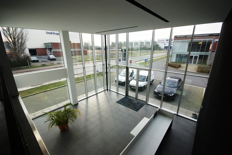 Bemeubelde kantoorruimte (58,65m² of 81,62m²), voorzien van airco en rand-accommodatie (sanitair, keuken, ...) te Brugge! Vlot bereikbaar via Expresweg. - photo 5