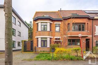 Authentic renovated family home with 3 bedrooms in the center of Brasschaat This charming already renovated house is located within walking distance...