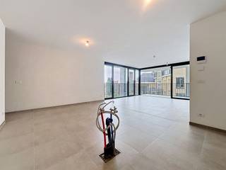 <p><span>Nieuwbouwappartement in residentie Kasteelvijver te Langemark.</span></p><p><span> </span></p><p><span>Dit appartement bevindt zich op de </span><span>tweede verdieping</span><span> en beschikt over een </span><span>bewoonbaar oppervlakte</span><span> van </span><span>81.62m² </span><span>en een </span><span>terras</span><span> van </span><span>6.87m²</span><span>.</span></p><p><span> </span></p><p><span>Indeling:</span></p><p><span>inkomhal, open keuken</span><span> (keuken nog vrij te kiezen bij keukenbouwer aangeduid door bouwheer met een vaste handelswaarde), </span><span>leefruimte</span><span> die directe toegang biedt tot het </span><span>terras.</span></p><p><span>Verder is er nog een </span><span>gastentoilet</span><span>, </span><span>badkamer</span><span> met inloopdouche en dubbele lavabo en </span><span>een ruime slaapkamer.</span></p><p><span> </span></p><p><span>Er is tevens een </span><span>kelderberging</span><span> bij te kopen, alsook mogelijkheid tot aankopen van </span><span>ondergrondse staanplaats.</span></p><p><span> </span></p><p><span>De </span><span>warmwaterproductie</span><span> en de </span><span>vloerverwarming</span><span> zal opgewekt worden door een bodem/water </span><span>warmtepomp met ingebouwde boiler.</span><span> De warmte wordt uit de grond gehaald via </span><span>geothermie.</span></p><p><span>Doorheen het appartement is er </span><span>ventilatiesysteem D </span><span>(mechanische toevoer en afvoer) voorzien.</span></p><p><span>Het appartement beschikt tevens over</span><span> zonnepanelen</span><span> (760Wp) wat het bovendien uiterst zuinig maakt!</span></p><p><span> </span></p>