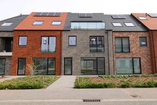BEN (E-peil E30) nieuwbouwappartement (duplex) 6% BTW mogelijk
BEN (E-peil E30) nieuwbouwappartement mét zonnepanelen - 6% BTW is mogelijk!
Prachtig nieuwbouwproject gelegen in de dorpskern van Zoersel.Hierbij kan u alvast meer informatie vinden over de volgende panden:
Appartement 2: Dit zeer ruim duplex appartement (130m²) bestaat uit een ruime en lichte woonkamer, keuken, berging, 2 aparte toiletten, 3 slaapkamers, badkamer, ondergrondse garagebox met extra ruimte voor fietsen (deze garagebox is rechtstreeks te bereiken vanuit het appartement) en een zeer ruime tuin. De volledige afwerking van het appartement volgens het verkooplastenboek is inbegrepen in de prijs. Het appartement wordt volledig afgewerkt volgens uw eigen smaak. VP: € 437.350,- excl. kosten
Appartement 3: Dit zeer ruim appartement (146m²) bestaat uit een ruime en lichte woonkamer met open keuken, berging, 2 aparte toiletten, 4 slaapkamers, badkamer, ondergrondse garagebox met extra ruimte voor fietsen (deze garagebox is rechtstreeks te bereiken vanuit het appartement) en een ruime tuin. De volledige afwerking van het appartement volgens het verkooplastenboek is inbegrepen in de prijs. Het appartement wordt volledig afgewerkt volgens uw eigen smaak. VP: € 467.810,- excl. kosten
De plannen en het verkooplastenboek kunnen eenvoudig opgevraagd worden per mail via vastgoed@8c8.be
Graag meer informatie over dit project? Contacteer ons op 0472/98.33.10 of vastgoed@8c8.be
