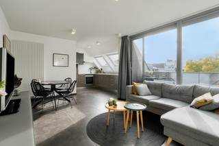 Ce lumineux appartement de 3 chambres est situé au troisième étage d'une petite résidence bien entretenue construite en 2014. Grâce à son emplacement idéal à proximité de la Lys et du centre, cet appartement allie un cadre de vie agréable à une accessibilité facile. La finition soignée, l'aménagement pratique et l'espace supplémentaire au quatrième étage ne sont que quelques-uns des nombreux avantages.<br /><br />Par le hall d'entrée avec toilettes invités, vous entrez dans le salon lumineux avec une cuisine ouverte. Depuis le salon, on accède à la terrasse.<br /><br />De plus, l'appartement du troisième étage dispose de deux chambres, d'une salle de bain bien entretenue et d'un débarras pratique. Un avantage particulier est l'escalier de l'appartement qui donne accès au quatrième étage. Voici une troisième pièce extrêmement spacieuse, qui peut être parfaitement aménagée en chambre supplémentaire, bureau, salle de loisirs ou salle polyvalente.<br /><br />De plus, l'appartement dispose d'un débarras privé dans le garage souterrain. Une place de parking dans ce garage souterrain doit être achetée pour un prix fixe de 20 000€.<br /><br />Avantages :<br /><br />Appartement lumineux de 3 chambres<br />Petite résidence depuis 2014<br />Troisième chambre extrêmement spacieuse au quatrième étage<br />Terrasse<br />Cuisine ouverte et rangement pratique<br />Rangement privé dans le garage souterrain<br />Une place de parking doit être achetée pour 20 000€<br />Emplacement privilégié à proximité de la Lys et du centre<br /><br />Intéressé ? Planifiez votre visite pour la journée de visionnage du samedi 26 septembre via l'agenda en ligne sur Dewaele.com !<br /><br />Vous pouvez consulter les conditions générales de Dewaele DIY sur dewaele.com.<br /><br />Registre des mesures: non