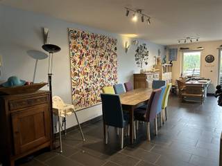 Modern appartement(118m²) met 2 slaapkamers, living in L-vorm met open keuken en zuid gericht terras(30m²).Verder is er een gastentoilet, badkamer...