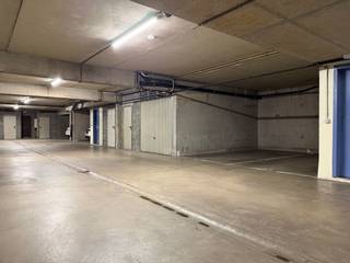 Gunstig gelegen ondergrondse autostaanplaats in Strombeek-Bever. De staanplaats is gemakkelijk te bereiken via een brede automatische poort waarlangs u binnenrijdt. Vlotte toegang tot de grote verkeersassen en het openbaar vervoer. Ideale ligging voor investeerder of particulier. Deze staanplaats maakt deel uit van de “Residentie Van Elewijck” . Lasten: 10€ provisie / maand (gemeenschap + reservefonds)