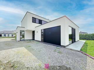 Op een rustige locatie en op wandelafstand van het centrum van Maldegem, bevindt zich deze moderne en energiezuinige BEN-nieuwbouwvilla (2022).<br /><br />Deze ruime woning, met een bewoonbare oppervlakte van 217 m², biedt een uitzonderlijke combinatie van comfort, kwaliteit en duurzaamheid. Gelegen op een uitstekend georiënteerd perceel van 676 m² is deze villa een unieke kans voor wie op zoek is naar een instapklare nieuwbouwwoning, die tevens <u>niet onder het Btw-stelsel</u> valt. <br /><br />Bij het betreden van deze villa komt u binnen in een ruime inkomhal met gastentoilet en vestiaire. De lichtrijke leefruimte nodigt uit tot ontspannen en biedt directe toegang tot een zuidelijk georiënteerd terras. De volledig uitgeruste open keuken met kookeiland en aansluitende functionele berging maakt koken een plezier. Op de gelijkvloerse verdieping bevindt zich ook een eerste ruime slaapkamer van 16 m² met een bijbehorende badkamer voorzien van een ligbad en dubbele lavabo. De inpandige garage met automatische poort wordt momenteel gebruikt als multifunctionele ruimte, maar kan eenvoudig terug omgebouwd worden tot garage.<br /><br />Op de eerste verdieping bevindt zich de nachthal met een apart toilet. Hier vindt u ook een tweede badkamer met inloopdouche en dubbele lavabo, evenals drie ruime slaapkamers.<br /><br />De woning is voorzien van vloerverwarming op het gelijkvloers en traditionele verwarmingselementen op de bovenverdieping. Zonnepanelen, een ventilatiesysteem D en een regenwaterput van 10.000 liter dragen bij aan de energiezuinigheid en milieuvriendelijkheid van de woning, met een E-peil van slechts 15. De volgroeide laurierhagen rondom de woning zorgen voor optimale privacy. <br /><br />Een extra voordeel van deze woning is de 100% korting op het kadastraal inkomen gedurende de eerste vijf jaar. Bovendien valt de verkoop onder registratierechten, niet onder het BTW-stelsel.<br /><br />Aarzel zeker contact op te nemen voor alle bijkomende inlichtingen of bezoek: 0471/22 68 18 of rian@immonano.be.