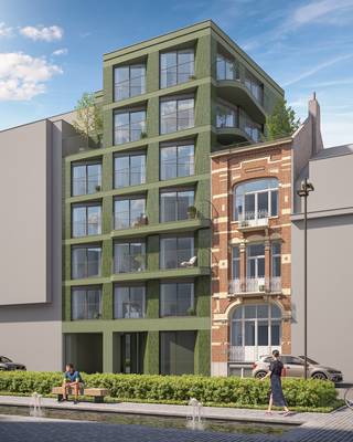 RUIM DUPLEX APPARTEMENT MET 3 SLAAPKAMERS EN 3 TERRASSEN OP DE TWEEDE VERDIEPING!<br /><br />Dit royale duplex appartement op de tweede verdieping van Avenue George biedt een uitzonderlijke combinatie van ruimte, comfort en luxe in het hart van de levendige kuststad Oostende. Met een bewoonbare oppervlakte van 128 m² en 21 m² aan terrasruimte (bestaande uit een balkon en twee zuidgerichte terrassen), is deze woning perfect voor wie op zoek is naar een ruime en moderne leefomgeving met veel buitenruimte.<br /><br /><u>Kenmerken van het appartement:</u>
<ul>
	<li>3 slaapkamers: Ruime en lichte slaapkamers, verspreid over beide verdiepingen, ideaal voor gezinnen of gasten.</li>
	<li>2 badkamers: Moderne badkamers uitgerust met hoogwaardige materialen, verdeeld over beide verdiepingen voor extra comfort.</li>
	<li>128 m² woonoppervlakte: Slim ingedeelde ruimtes over twee verdiepingen, die zorgen voor een functionele en comfortabele leefomgeving.</li>
	<li>21 m² terrasruimte: Geniet van het ruime balkon en twee zonnige zuidgerichte terrassen, perfect om te ontspannen en de buitenlucht te ervaren.</li>
</ul>
<br /><u>Indeling van het duplex appartement:</u>

<ul>
	<li>Eerste verdieping: Een ruime slaapkamer, een apart toilet, een moderne badkamer en een gezellige living.</li>
	<li>Tweede verdieping: Twee slaapkamers, een volledig uitgeruste keuken, een extra woonkamer, een tweede badkamer en een toilet.</li>
</ul>
<br />Deze unieke duplex is perfect voor wie op zoek is naar een ruime en veelzijdige woning, met de flexibiliteit om elke verdieping naar eigen wens in te richten. De hoogwaardige afwerking, moderne voorzieningen en energiezuinige technologieën, zoals vloerverwarming en zonnepanelen, maken het een duurzame en toekomstbestendige keuze.<br /><br />Gelegen langs de groene Koninginnelaan, op slechts 100 meter van het strand en in de nabijheid van culturele hotspots zoals de Drie Gapers en de Japanse tuin, biedt dit appartement een geweldige leefomgeving met uitstekende bereikbaarheid via de kusttram.<br /><br />Extra mogelijkheid: Een autostaanplaats (P3) kan worden aangekocht voor 49.500 EUR.