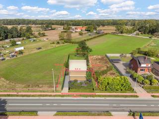 <p><strong>Bouwgrond van 713m² voor een zeer ruime open bebouwing met perceel weiland met een totale oppervlakte van 2460m², op een zeer centrale ligging tussen Herselt en Westerlo. Vlotte verbinding naar de E313 en E314 alsook omliggende gemeenten.</strong></p>
<p><strong>Ligging:<br /></strong>De Westerlosesteenweg verbindt Herselt en Westerlo met elkaar. Een vlotte verbinding naar omliggende gemeenten alsook E314 en E313 is verzekerd.</p>
<p><strong>Beschrijving:<br /></strong>Met een ideale oppervlakte van 713m² is deze bouwgrond uiterst geschikt voor het realiseren van een open bebouwing op een centrale locatie tussen Westerlo en Herselt. Met een footprint van 190 m² kan hier een zéér ruime woning worden opgetrokken. Twee bouwlagen + een dakverdieping OF een derde bouwlaag met plat dak zijn toegestaan (conform bouwvoorschriften)<br /><br />Vrijstaande bijgebouwen tot 35m² zijn toegestaan.<br /><br />Dankzij het achtergelegen stuk weiland zijn dierenliefhebbers hier aan het juiste adres.<br /><br />De grond geniet een Noord-westelijke orientatie, wat maakt dat namiddag- en avondzon op de achtergevel staan.</p>
<p>Voor meer info of het bekomen van bouwvoorschriften kan u terecht op ons kantoor, na afspraak via het nummer <strong>014 95 37 50</strong>.</p>