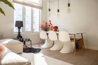 Dit éénslaapkamerappartement van ca. 52 m² is gelegen in de prachtige Clementinastraat, op een uiterst centrale locatie tussen het groene Hof van Leysen en het levendige Zuid. Dankzij de nabijheid van de Ring, Singel en Leien geniet u van een uitstekende bereikbaarheid, zowel met de wagen als met het openbaar vervoer.<br /><br />De leefruimte met open keuken baadt in het licht dankzij de zuidwestelijk gerichte gevel en de hoge raampartijen, wat zorgt voor een aangename lichtinval en een ruimtelijk gevoel. Het appartement werd stijlvol afgewerkt. De open keuken is uitgevoerd in een wit, greeploos design en is uitgerust met een oven, kookplaat, vaatwasser, koelkast en vriezer.<br /><br />De slaapkamer bevindt zich aan de rustige achterzijde van het appartement. De badkamer beschikt over een douche, lavabo, toilet en een aansluiting voor een wasmachine.<br /><br />Gemeenschappelijke lasten: 60 Euro per maand.<br />Alle nutsvoorzieningen (gas, water en elektriciteit) zijn privé op te nemen door de huurder.<br /><br />Onmiddellijk beschikbaar.