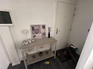 <p><span>Lichtrijk en ruim 2 slaapkamer appartement met zonnig terras en tuin in Hoboken.</span></p><p><span> </span></p><p><span>Dit energiezuinig (energielabel A) en instapklaar appartement is ideaal voor wie op zoek is naar een rustige, maar toch goed bereikbare woonlocatie. </span></p><p><span>Met winkels, openbaar vervoer en recreatie mogelijkheden op wandelafstand! </span></p><p><span>Dit energiezuinig gelijkvloers appartement heeft een inkomhal met apart toilet, leefruimte met open keuken voorzien van ATAG toestellen, berging/wasplaats , badkamer met ligbad en douche, 2 slaapkamers (13,4m² en 6.2m²), zonnig terras, mooie tuin en ondergrondse autostaanplaats..</span></p><p><span> </span></p><p><span>Grote troeven</span></p><p><span> </span></p><p><span>+ Zeer gunstig energielabel (EPC A - 95 kWh / (m² jaar) </span></p><p><span>+ Ventilatiesysteem en conforme elektriciteit</span></p><p><span>+ Berging met aansluiting voor wasmachine en mogelijkheid tot plaatsen van condensatie droogkast</span></p><p><span>+ Zuid gerichte tuin met zonnig terras </span></p><p><span>+ Ondergrondse autostaanplaats</span></p><p><span>+ Interesse? "Kom niet TE LAET" en contacteer ons voor meer informatie of een bezichtiging! </span></p><p><span>www.immodelaet.be of bel 03 644 00 88</span></p><p><span> </span></p><p><span> </span></p><p><span> </span></p>