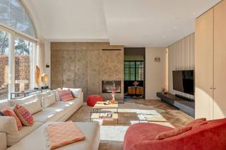 <p><strong>Exclusieve villa met tweede woonentiteit, paardenaccommodatie en infinity pool aan Rinkven Golf</strong></p>
<p><strong>Uitzonderlijk gerenoveerde villa met multifunctioneel bijgebouw, paardenaccommodatie, verwarmd infinityzwembad en schitterende uitrijmogelijkheden, gelegen op een uniek perceel van ca. 5.000 m² aan de golf van Rinkven in Sint-Job-in-'t-Goor.</strong></p>
<p>Op een absolute toplocatie, rechtstreeks grenzend aan de prestigieuze golf van Rinkven, bevindt zich deze royale en energiezuinige villa met een uitzonderlijk aanbod aan woon- en ontspanningsfaciliteiten. Het geheel omvat naast de hoogwaardig afgewerkte hoofdwoning ook een volwaardige tweede woonentiteit – momenteel ingericht als schoonheidssalon – een verwarmd infinityzwembad, paardenstallen en een rijbak met uitstekende uitrijmogelijkheden.</p>
<p>De villa werd oorspronkelijk gebouwd in 2000 en in 2020 volledig en bijzonder grondig gerenoveerd. Daarbij werd niet alleen aandacht besteed aan esthetiek en wooncomfort, maar eveneens aan energiezuinigheid, hedendaagse technieken en hoogwaardige afwerking.<br /><br /></p>
<p><strong>Hoofdwoning</strong></p>
<p><strong>Gelijkvloers</strong></p>
<p>De royale inkomhal vormt een stijlvolle entree en geeft toegang tot de verschillende leefruimtes en de verdieping. Hier bevinden zich tevens een vestiaire, gastentoilet en afzonderlijk bureel.</p>
<p>De bijzonder ruime leefruimte is ingedeeld in verschillende sfeervolle zones, waaronder een elegante eethoek, een comfortabele zitkamer met doorkijk-gashaard en een uitnodigende lounge. Grote raampartijen zorgen voor een aangename lichtinval en versterken de verbinding met de omliggende tuin en het unieke uitzicht.</p>
<p>De luxueuze maatwerkkeuken is uitgerust met hoogwaardige apparatuur en beschikt over een strak en eigentijds ontwerp met geïntegreerde, vrijwel onzichtbare kookpitten.</p>
<p>Verder omvat het gelijkvloers een praktische wasplaats en koele berging, evenals toegang tot de ruime dubbele inpandige garage. De verdieping van de garage is momenteel ingericht als gameroom/fitnessruimte en biedt tal van mogelijkheden voor verdere invulling.</p>
<p><strong>Eerste verdieping</strong></p>
<p>De eerste verdieping beschikt over drie ruime slaapkamers, waarvan momenteel één kamer stijlvol is ingericht als dressing.</p>
<p>Er is een aparte badkamer met douche en maatwerkmeubel.</p>
<p>De royale master suite vormt een volwaardige privéverdieping binnen de woning en beschikt over een ruime dressing en een luxueuze badkamer, uitgerust met een ruime inloopdouche en ligbad.</p>
<p><strong>Zolderverdieping</strong></p>
<p>Via een vaste trap is de ruime zolder bereikbaar. Dankzij de beschikbare oppervlakte en indeling kunnen hier relatief eenvoudig nog <strong>twee bijkomende slaapkamers en een badkamer</strong> worden gerealiseerd.<br /><br /></p>
<p><strong>Multifunctioneel bijgebouw – volwaardige tweede woonentiteit</strong></p>
<p>Het bijgebouw is momenteel ingericht als schoonheidssalon, maar heeft dankzij zijn volwaardige voorzieningen en zelfstandige indeling eveneens de potentie om als tweede woning, gastenverblijf, kantoor of praktijkruimte te worden gebruikt.</p>
<p>Deze tweede woonentiteit maakt het eigendom bijzonder veelzijdig en biedt interessante mogelijkheden voor <strong>dubbele bewoning, inwonende familie, gasten, een zelfstandige activiteit of professionele doeleinden</strong>.</p>
<p><strong>Buitenbeleving & paardenaccommodatie</strong></p>
<p>De tuin is ingericht rond een <strong>verwarmd infinityzwembad met overlooprand en buitendouche</strong>, waardoor een bijzonder aangename vakantiesfeer ontstaat.</p>
<p>Voor paardenliefhebbers is de eigendom uitgerust met <strong>paardenstallen en een rijbak</strong>, gecombineerd met uitstekende mogelijkheden om rechtstreeks vanuit het perceel uit te rijden.</p>
<p>De ligging aan de golf van Rinkven vormt bovendien een uniek decor en zorgt voor een bijzonder open en groen karakter.</p>