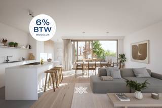 <div>
<div>
<div>
<div>Dit drieslaapkamerappartement van 105,16 m² is gelegen op het eerste verdiep en beschikt over een inkomhal met plaats voor een vestiairekast, een lichtrijke eet- en leefruimte, een open keuken met annex berging, drie slaapkamers, een afzonderlijk toilet, een badkamer uitgerust met een dubbele wastafel en een inloopdouche en een tweede douchekamer voorzien van een douche en enkele wastafel. Daarenboven beschikt dit appartement over een zuidwestelijk georiënteerd terras van 21,95 m².<br /><br />Dit appartement is gelegen in het nieuwbouwproject Wallenhof te Olsene, een stijlvol en doordacht ontworpen nieuwbouwproject dat staat voor hedendaags wonen in een harmonieuze omgeving met veel groen, dynamische zichten en een vlotte bereikbaarheid. Het project omvat 17 comfortabele appartementen met een gevarieerd aanbod van twee- en drieslaapkamerunits. Elk appartement is ontworpen met veel aandacht voor licht, ruimte en leefkwaliteit, en biedt een sterke balans tussen esthetiek en functionaliteit.<br /><br />De architectuur van Wallenhof straalt verfijning en tijdloosheid uit. De gevels worden opgebouwd in lichte, duurzame materialen die zorgen voor een moderne en elegante uitstraling. Grote raampartijen garanderen een overvloed aan natuurlijk licht in de leefruimtes en versterken het gevoel van openheid en connectie met de buitenomgeving. Elk appartement beschikt bovendien over een ruim, zongericht terras met zicht op groen.<br /><br />Ondergronds voorziet Wallenhof in een ruime parkeergarage met voldoende parkeerplaatsen en private bergingen voor elk appartement. Deze praktische voorzieningen dragen bij aan het dagelijks comfort en zorgen ervoor dat de leefomgeving bovengronds maximaal wordt benut voor groen, licht en ruimte.<br /><br />De naam Wallenhof verwijst naar het naast gelegen beschermd dorpsgezicht “Hof ter Wallen”, een historisch kasteeldomein met een cirkelvormige walgracht, sierlijke serpentinevijver en karaktervolle boogbrug. Dit unieke erfgoed geeft extra cachet aan de omgeving en onderstreept het authentieke karakter van Olsene, een landelijke deelgemeente van Zulte in Oost-Vlaanderen.<br /><br />De ligging in het centrum van Olsene biedt bewoners het beste van twee werelden: de rust van een dorp en de nabijheid van alle nodige voorzieningen. Op wandel- of fietsafstand vindt u lokale winkels, gezellige horecazaken, basisscholen, sportinfrastructuur en eerstelijnszorg. Dankzij de uitstekende verbinding met de E17 zijn ook steden als Gent, Waregem en Deinze vlot bereikbaar.<br /><br />Ook op vlak van energiezuinigheid en toekomstgericht bouwen voldoet Wallenhof aan alle strenge normeringen van vandaag. Elk appartement wordt standaard uitgerust met fotovoltaïsche zonnepanelen, vloerverwarming en een individuele lucht-waterwarmtepomp. Deze duurzame installaties zorgen niet alleen voor een aangenaam binnenklimaat, maar garanderen ook een laag energieverbruik en een E-peil van 30 of lager.<br /><br />Tot slot krijgt elke koper de mogelijkheid om zijn of haar appartement volledig naar eigen smaak af te werken. Dankzij ruime afwerkingsbudgetten voor keuken, vloerbekleding en sanitair die integraal in de aankoopprijs zijn inbegrepen, creëert u een woonst die volledig aansluit bij uw persoonlijke stijl en noden.</div>
</div>
</div>
</div>