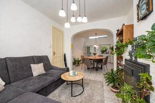 <p>In de rustige <span><b>Jos Verdegemstraat</b></span>, een aangename éénrichtingsstraat in Sint-Amandsberg, bevindt zich deze charmante woning met <span><b>drie slaapkamers en een gezellige tuin</b></span>. De woning ligt in een groene omgeving, vlak bij <span><b>de Rozenbroeken</b></span>en op korte afstand van <span><b>het centrum van Gent</b></span>.</p>
<p>Doorheen de jaren werd de woning met zorg gerenoveerd, met behoud van haar <span><b>karakter en aangename ruimtes</b></span>. Ze is onmiddellijk bewoonbaar en biedt tegelijk nog de mogelijkheid om met enkele <span><b>opfrissingswerken een eigen stijl en sfeer</b></span> toe te voegen. Vooral op de bovenverdieping* kan je met een persoonlijke toets de ruimtes helemaal naar eigen smaak afwerken. *<em>foto's van het 2de verdiep werden digitaal bewerkt ter inspiratie</em></p>
<p>De woning omvat een <span><b>lichtrijke leefruimte</b></span>, een gezellige keuken, <span><b>drie slaapkamers</b></span>, een ruime badkamer en een <span><b>vernieuwde kelder</b></span>.</p>
<p>Ook buiten is het heerlijk vertoeven. De <span><b>groene tuin</b></span> met vijgenboom, appelboom, kweeperen en moestuin vormt een fijne plek om tot rust te komen. De met groen afgewerkte gevel draagt bovendien bij aan de charmante uitstraling van de woning.</p>
<p>Een fijne woning voor wie op zoek is naar <span><b>karakter, een groene buitenruimte</b></span> en de mogelijkheid om zonder ingrijpende renovatiewerken verder <span><b>zijn eigen thuis te creëren</b></span>.</p>
<p>Bovendien bestaat de mogelijkheid om <span><b>vlak naast de woning een garage te huren</b></span>.</p>
<p><span><span><strong>Interesse?<br /></strong>Contacteer<strong> Stijn Baillière</strong> via<strong> 0473 181 787 </strong>of <strong>stijn@valorvastgoed.be </strong>voor bijkomende informatie of een bezichtiging.<br /><br /></span></span></p>
<p><i><span>De vermelde vraag-/richtprijs die we hanteren wordt beschouwd als uitnodiging tot onderhandeling ten aanzien van kandidaat-kopers. De kandidaat-koper is vrij om een bod te plaatsen dat lager, gelijk aan of hoger is dan de prijs die vermeld wordt in de publiciteit. De verkoper beslist welk bod hij/zij aanvaardt. De prijs die we in onze publiciteit vermelden kan daarom geenszins als bindend gelden voor de verkoper.</span></i></p>
<p><i><span>Deze informatie is louter indicatief en kan zonder voorafgaande verwittiging gewijzigd worden.</span></i></p>
<p><span><span></span><br /></span></p>
