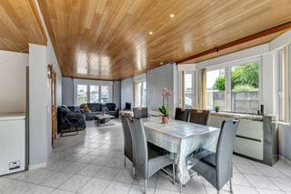 <p>Op een residentiële ligging in Denderleeuw bevindt zich <strong>deze instapklare woning</strong>. Winkels, scholen en openbaar vervoer bevinden zich op een steenworp afstand, evenals de verbindingswegen naar Aalst, Ninove en Brussel. Het treinstation van Denderleeuw bereikt men op slechts 5 minuten rijden. Het gelijkvloers omvat een inkomhal, een ruime living met salon en eetplaats, een vernieuwde leefkeuken en <strong>een garage</strong>. Op het verdiep bevinden zich<strong> drie slaapkamers,</strong> een bureau, een dressing, een berging en maar liefst <strong>twee badkamers</strong>, wat deze woning bijzonder geschikt maakt voor grotere gezinnen of mensen die extra ruimte wensen.<strong> De eigendom is volledig afgesloten en biedt veel privacy. </strong>Tevens beschikt men over <strong>een onderhoudsvriendelijke betegelde tuin, een oprit en een voortuin. Geen renovatieplicht - </strong>Betonnen constructie - Centrale verwarming op stookolie - Buitenschrijnwerk in pvc met dubbele beglazing - Dak met pannen - Sectionale garagepoort</p>