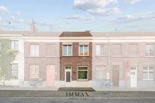 Deze charmante rijwoning is ideaal gelegen in het centrum van Brugge, vlak bij de molens. Dankzij de vlotte verbinding met de Brugse ring en...