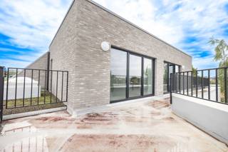 Super penthouse van 117m² gelegen te Evere. Het appartement met 2 slaapkamers heeft een woonoppervlakte (woonkamer, keuken) van 60m² en 2...