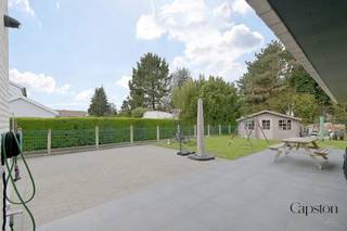 <p>Deze recent gerenoveerde woning is gelegen in een rustige straat op wandelafstand van het centrum van Zele en biedt een uitstekende combinatie van ruimte, comfort en energiezuinigheid. Met een bewoonbare oppervlakte van 203 m² op een perceel van 439 m² is dit een ideale gezinswoning voor wie op zoek is naar een instapklare woonst op een centrale locatie. Bij de renovatie werd bijzondere aandacht besteed aan hedendaags wooncomfort en energieprestaties. De woning behaalt een gunstig EPC-label A met een energieverbruik van slechts 98 kWh/(m² jaar), is asbestveilig en beschikt over een conforme elektrische installatie. Op het gelijkvloers zorgt vloerverwarming voor een aangenaam wooncomfort. De woning omvat vier volwaardige slaapkamers, twee badkamers en drie toiletten, waardoor ze perfect geschikt is voor grotere gezinnen. Daarnaast bevindt zich op het gelijkvloers een afzonderlijke bureauruimte, ideaal voor thuiswerk, een vrij beroep of een praktijkruimte aan huis. Dankzij de doordachte indeling, de kwalitatieve afwerking en de energiezuinige voorzieningen biedt deze woning alles wat een modern gezin nodig heeft. De centrale ligging nabij winkels, scholen, openbaar vervoer en andere voorzieningen maakt het plaatje compleet. De beschikbaarheid is bespreekbaar in overleg met de eigenaar. Stedenbouwkundige inlichtingen: Wg, Vg, Gvv, Gmo, Gvkr. P-score: B | G-score: B. Een unieke kans voor wie zonder zorgen wil verhuizen naar een ruime en moderne woning in het hart van Zele. Regenwaterput aanwezig. Handige inbouwkasten aanwezig! Neem gerust contact met ons op voor meer informatie of een bezoek ter plaatse.</p>