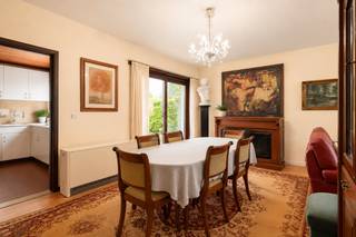 <p></p>
<p>In een rustige straat te Oostakker vinden we deze te renoveren villa met 4 slaapkamers terug. De woning is gelegen op een mooi perceel van 960 m², omringd door groen. Met een bewoonbare oppervlakte van 193 m² biedt dit pand heel wat mogelijkheden voor wie op zoek is naar een renovatieproject met veel potentieel op een toplocatie.</p>
<p>Op het gelijkvloers bevindt zich een inkomhal met apart toilet, 2 slaapkamers, een badkamer, een ruime en lichtrijke leefruimte, een grote keuken met eetplaats, een koele berging, een wasplaats en een garage.</p>
<p>Op de eerste verdieping bevinden zich nog eens 2 slaapkamers en een tweede badkamer met zitbad, douche, wastafel en toilet. Dankzij de grote raampartijen geniet de hele woning van veel natuurlijk licht. Mits de nodige renovatiewerken kan dit een echt juweeltje worden.</p>
<p>Buiten biedt de villa een groene oase met een goed onderhouden tuin, waar u geniet van optimale rust en privacy. De combinatie van de perceelgrootte, de ruimte en de ligging maakt deze eigendom een uitstekende opportuniteit.</p>
<p>Interesse? Vraag dan vandaag een bezoek aan.</p>
<p>Renovatieplicht: ja</p>