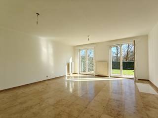 Dit aangename gelijkvloers appartement combineert comfort, ruimte en een mooie buitenomgeving, ideaal voor wie graag geniet van rustig en praktisch wonen.<br /><br />De woning beschikt over een lichtrijke woonkamer, waar grote raampartijen zorgen voor een aangename sfeer en veel natuurlijke lichtinval. Aansluitend bevindt zich de ingerichte keuken, die functioneel is uitgerust en voldoende ruimte biedt voor dagelijks gebruik.<br /><br />Verder zijn er twee slaapkamers, perfect voor een koppel, gezin of als extra bureau- of hobbyruimte. De badkamer is voorzien van een ligbad, toilet en twee wastafels. <br /><br />Een absolute troef van dit appartement is de tuin, waar je in alle rust kan genieten van de buitenlucht en gezellige momenten. <br />Daarnaast is er ook een garagebox inbegrepen, wat zorgt voor veilige parkeergelegenheid en extra opslagruimte.<br /><br />Het appartement is beschikbaar in overleg. De huurprijs bedraagt €950 per maand, met €25 vaste kosten per maand.<br /><br />Ben je op zoek naar een comfortabel gelijkvloers appartement met tuin en garage? Neem dan gerust contact met ons op voor meer informatie of om een bezichtiging in te plannen.