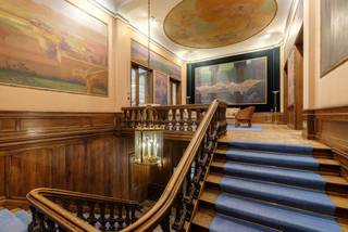 Aan de statige Frankrijklei in Antwerpen bevindt zich een uitzonderlijk eigendom dat historische grandeur combineert met moderne functionaliteit...