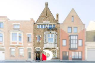 Ontdek deze uniek gelegen burgerwoning voorzien van tuitgevel met art-deco-inslag volgens ontwerp van architect Maurice Vermeersch. Gelegen langs...