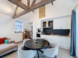 Recent gerenoveerd appartement met 2 slaapkamers te huur in centrum Ieper. INDELING+2 verdieping:- Inkomhal - Leefruimte met open keuken (voorzien...