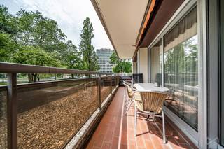 Info & Bezoeken: nathalie.p@weinvest.be | 02 315 77 22<br /><br />🏡 ANDERLECHT – WIJK FRANS VAN KALKEN<br /><br />Ideaal gelegen in een gegeerde woonwijk, vlak bij winkels, scholen, openbaar vervoer, groene zones en alle dagelijkse voorzieningen, bevindt zich dit ruime appartement van ca. 98 m². Het centrum van Brussel, de Ring en het treinstation zijn vlot bereikbaar, wat zorgt voor een uitstekende mobiliteit.<br /><br />Het appartement bevindt zich in een goed onderhouden gebouw met conciërge en verkeert in goede algemene staat. Het bestaat uit een lichtrijke woonkamer, een aparte volledig uitgeruste keuken, drie slaapkamers, een badkamer, twee aparte toiletten en twee aangename terrassen met een zuid- en westoriëntatie. Dankzij de gunstige ligging en het zonnescherm kunt u het hele jaar door optimaal genieten van de buitenruimtes.<br /><br />De woning beschikt over tal van comfort- en veiligheidsvoorzieningen, waaronder een veiligheidsdeur, een alarmsysteem, elektrische rolluiken, aluminium ramen met dubbele beglazing (ongeveer 10 jaar oud en met 20 jaar garantie), een conforme elektrische installatie en een uitstekende EPC-score C.<br /><br />Ook het gebouw zelf heeft belangrijke investeringen ondergaan: een conforme lift, een gemeenschappelijke warmtekrachtkoppelingsinstallatie (cogeneratie), een waterontharder en een warmtepomp. Daarnaast is er een fietsenberging beschikbaar voor de bewoners.<br /><br />Een afgesloten garage kan afzonderlijk worden aangekocht voor €30.000, een bijzonder gegeerd voordeel in deze buurt.<br /><br />Dankzij de ruime indeling, drie slaapkamers, de goede algemene staat en de strategische ligging is dit appartement ideaal voor gezinnen, koppels of investeerders.<br /><br />📞 Zeker een bezoek waard ! - EPC: C – CO₂: 27 kg/(m².jaar) – 108 kWhEP/(m².jaar). Ontdek al onze exclusieve panden op www.weinvest.be.