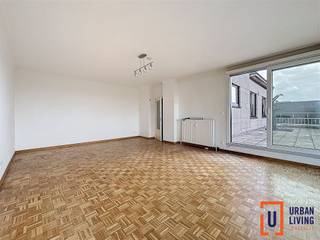 Découvrez ce spacieux appartement de 107m², idéal pour les familles. L'espace de vie offre une abondance de lumière naturelle grâce à de...