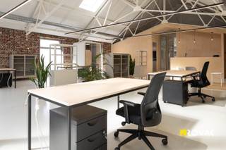 Werk in een historisch pand met moderne voorzieningen, midden in Izegem en perfect bereikbaar voor klanten én medewerkers.<br />Ontdek Atelier 12, een uniek en volledig gerenoveerd bedrijvencentrum in een charmant historisch pand in het hart van Izegem. Hier combineer je het karakter van vroeger met het comfort en de technologie van vandaag. De ruimte op de 1ste verdieping is instapklaar en voorzien van vloerverwarming en -koeling, domotica. Er is ook een gemeenschappelijke vergaderruimte en zelfs een gezellige binnentuin met overdekt terras om te pauzeren of (bij goed weer) buiten te werken. Dankzij de centrale ligging vlak bij openbaar vervoer, gratis parkings, winkels en de E403 is dit de perfecte uitvalsbasis voor elk groeiend bedrijf. Je huurt één kantoorruimte op maat van jouw noden of het volledige gebouw voor maximale zichtbaarheid en ruimte.<br /><br />Troeven<br />•Historisch pand met moderne afwerking<br />•3 kantoorruimtes (140 m² – 140 m² – 160 m²), afzonderlijk of samen te huur<br />•Gemeenschappelijke vergaderruimte, keukens en silent box<br />•Gezellige binnentuin en overdekt terras<br />•3 parkeerplaatsen + 1 overdekte staanplaats<br />•Vloerverwarming/-koeling, domotica, alarmsysteem<br />•Laadpunt elektrische wagen (uitbreidbaar)<br />•Op wandelafstand van station, bushaltes en gratis parkings<br /><br />Contacteer ons voor meer info of een vrijblijvend bezoek!