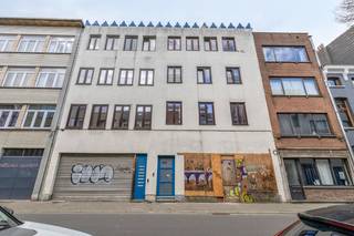 Dit opbrengstgebouw met betonnen constructie is vergund voor vijf wooneenheden, bestaande uit vier volwaardige appartementen met één slaapkamer en...