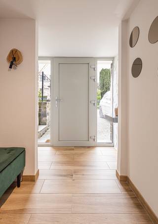<p>Deze moderne woning te koop in Dilbeek biedt een aangename combinatie van ruimte en comfort.</p><p></p><p>Bij het betreden van de woning kom je terecht in een ruime inkomhal die meteen een gevoel van openheid creëert. Hier is toegang tot een praktische berging die eveneens kan worden ingericht als hobbyruimte of extra functionele kamer, evenals een garage en twee kelders die zorgen voor ruime opslagmogelijkheden.</p><p></p><p>De eerste verdieping vormt het hart van de woning met een lichtrijke leefruimte waarin ook een geïntegreerde bureauruimte is voorzien. Deze ruimte sluit naadloos aan bij de woonbeleving en biedt bovendien toegang tot een eerste slaapkamer. De geïnstalleerde keuken met aangename eetruimte is rechtstreeks verbonden met de tuin. Op deze verdieping bevinden zich verder een douchekamer en een apart toilet.</p><p></p><p>Op de tweede verdieping bevindt zich de ruime masterbedroom met dressing, een comfortabele badkamer uitgerust met bad en douche, en een bijkomende kamer met ingebouwde kasten die flexibel kan worden gebruikt als slaapkamer, dressing of bureau. De derde verdieping vervolledigt de woning met een extra slaapkamer die uitgeeft op een balkon, samen met een praktische zolderruimte.</p><p></p><p>De woning werd volledig gerenoveerd en is uitgerust met zonnepanelen, wat bijdraagt aan een energiezuinig karakter. Met een EPC-label B en conforme elektriciteit is dit een woning waar je zonder zorgen kan intrekken. In de directe omgeving vind je winkels, scholen, openbaar vervoer en belangrijke invalswegen, wat zorgt voor een uitstekende bereikbaarheid en een optimaal wooncomfort.</p><p></p><p>Ben je op zoek naar een ruime woning met tuin, garage en vier slaapkamers in Dilbeek, dan is dit pand zeker een bezoek waard.</p>