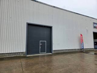 Excellent location in Awans, close to major highways and well-known retail chains.This 640 m² warehouse is located on a secured site with 24/7...