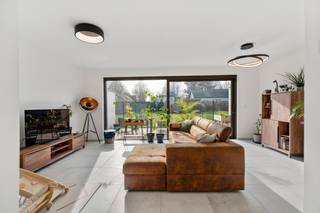 <ul>
	<li>Deze <strong>lichtrijke en moderne rijwoning </strong>bevindt zich in het hart van Baarle, op wandelafstand van een crèche, kleuter- en lagere school, de bakker en de slager.</li>
	<li>Geniet van de <strong>groene omgeving,</strong> met <strong>de Leie</strong> op slechts vijf minuten wandelafstand. De E40 is vlot bereikbaar met de wagen.</li>
	<li><u><strong>Indeling</strong></u>: inkomhal met vestiaire, gastentoilet, keuken, 2 bergingen en een mooie lichtrijke leefruimte met een grote tuin. Op de verdieping bevinden zich drie volwaardige slaapkamers, een badkamer met inloopdouche, bad en een toilet.</li>
	<li><strong>Parkeerplaats (€15.000) dienen verplicht bijkomend aangekocht te worden.</strong></li>
	<li>In de tuin vindt u <strong>een ruim terras en een tuinhuis</strong>. De tuin is ook bereikbaar via een achterliggend wegeltje.</li>
	<li>De volledige woning wordt verwarmd via <strong>vloerverwarming</strong>, aangestuurd door een <strong>warmtepomp.</strong> Daarnaast zijn er <strong>6 zonnepanelen</strong> aanwezig. <strong>E-peil: 14.</strong></li>
	<li>Verder beschikt de woning over een volledig geïntegreerd domoticasysteem dat de verlichting, rolluiken en zonnewering aanstuurt.</li>
</ul>