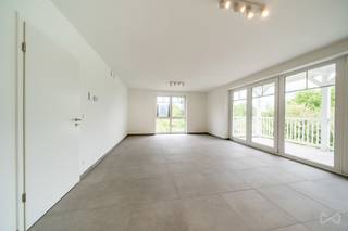 Splendide duplex neuf idéalement situé à côté du golf du Bernalmont.Ce bien se compose comme suit :1 hall d'entrée avec toilette indépendante, 1...