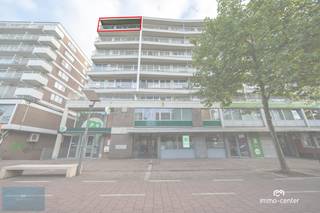 Dit verzorgd appartement bevindt zich in Genk Centrum en combineert comfort met een uitstekende ligging.<br /><br /><strong>Kenmerken:</strong><br /><br />-2 slaapkamers<br />-Lichtrijke leefruimte met toegang tot een balkonterras<br />- Keuken<br />-Badkamer.<br />-Massief parketvloer in de leefruimtes en de slaapkamers.<br />-Ramen met dubbel glas<br />-Recent  volledig geschilderd – instapklaar!<br /><br /><strong>Extra troeven:</strong><br /><br />Ondergrondse autostaanplaats inbegrepen.<br />Privé kelderberging.<br /><br />Een ideale woonst voor wie centraal wil wonen met alle comfort binnen handbereik.<br /><br />Bezichtiging: Baykal 0497 52 35 95.<br /><br /> 