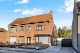 Uitstekend gelegen halfopen bebouwing met ruime oprit, 3 slaapkamers en uitgestrekte tuin Dit betreft een te renoveren gezinswoning met enorm...