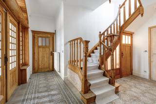 Cette maison de ville magnifiquement rénovée offre un charme authentique et un espace commercial et de bureau polyvalent combiné à une...