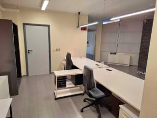 Multifunctioneel gebouw met een oppervlakte van +/- 375m² momenteel bestaande uit: inkomhal, kantoorruimtes, vergaderzaal, dokterskabinet,...