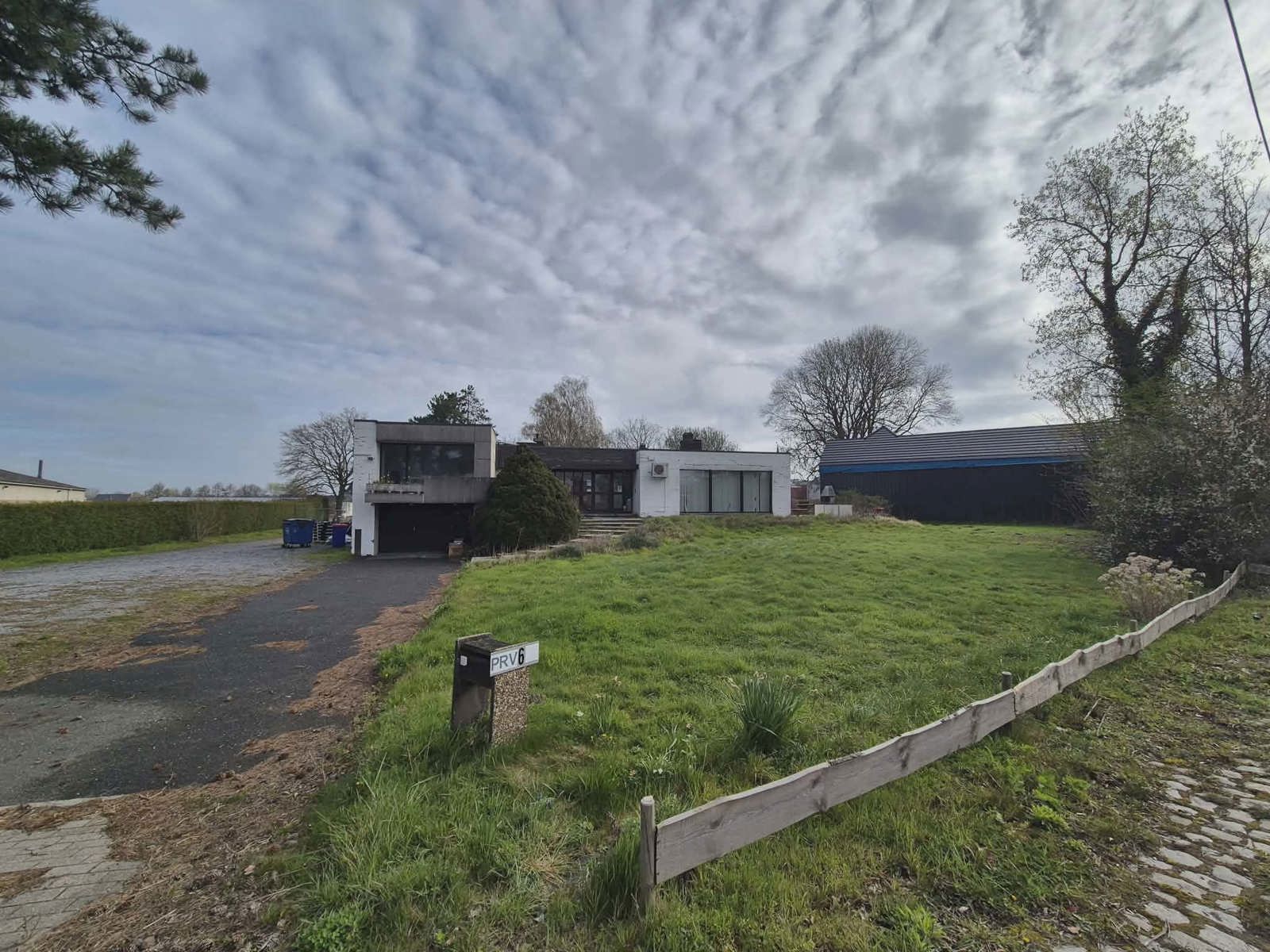 Kantoorgebouw met meerdere bureaus en extra opslagruimte - foto 1