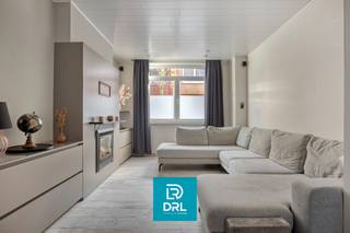 Deze instapklare woning is gelegen in de geliefde wijk De Konterdam te Oostende, een rustige en aangename buurt met vlotte verbinding naar het centrum, winkels en openbaar vervoer. <br /><br />Bij het betreden van de woning kom je terecht in een ruime en lichtrijke leefruimte die meteen een warm gevoel uitstraalt. De gashaard zorgt voor extra gezelligheid en maakt van deze ruimte een ideale plek om te ontspannen.<br />Aansluitend heb je de eetplaats met een ruime en praktische keuken die via het schuifraam verbonden is met het aangename terras/stadstuintje.<br />Verder beschikt de woning over een badkamer op het gelijkvloers en drie 3 slaapkamers op de eerste  en tweede verdieping met voldoende ruimte en heel wat mogelijkheden. Dankzij de vele ingemaakte kasten is deze tevens zeer onderhoudsvriendelijk ingericht.<br /><br />Deze woning combineert wooncomfort, licht en een gunstige ligging, wat ze uitermate geschikt maakt als gezinswoning of als interessante investering.<br /><br />Meer info of een bezoek inplannen? Contacteer DRL VASTGOED, 050 65 95 95 of info@drlvastgoed.be