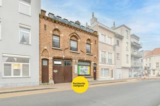 Handelshuis te koop in het hart van Blankenberge, gelegen op een perceel van 349 m², met zeer veel renovatiepotentieel en mogelijkheden. <br /><br />Het gelijkvloers van 272 m² omvat een inrit met inkom en etalageruimte, een ruime bureau, meerdere staanplaatsen en de mogelijkheid om aparte garageboxen te creëren (mits vergunning). Achteraan leidt een trap naar de eerste verdieping, waar vroeger een appartement en studio waren.<br /><br />De voorzijde van de eerste verdieping biedt een appartement met een lichte hal, ruime woonkamer met open haard en een open keuken uitgerust met Siemens-vaatwasser, Zanussi-kookplaat, dampkap, dubbele spoelbak, microgolf en koelkast. Verder zijn er twee slaapkamers, een ingerichte badkamer met douche en aansluiting voor wasmachine, en een gezellige veranda met grote glaspartijen.<br /><br />Dit handelshuis combineert een centrale ligging met veel potentieel voor commercieel gebruik of renovatie tot stijlvolle woon- en werkruimtes in het bruisende Blankenberge. <br /><br />Aarzel niet en contacteer ons vandaag nog voor een bezoek ter plaatse om de mogelijkheden verder te ontdekken!