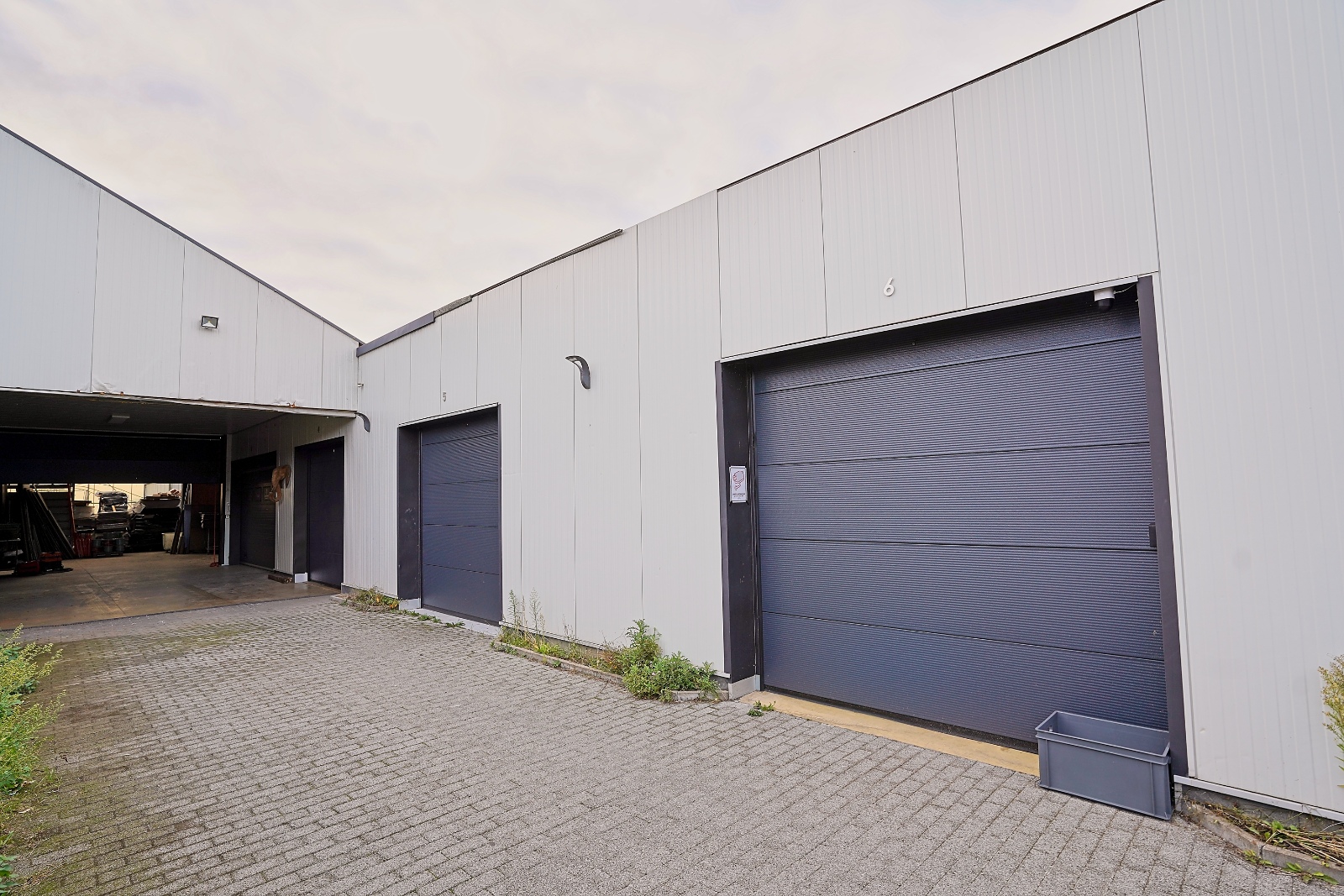 TE HUUR: vernieuwd magazijn van 23 m x 4 m - foto 1