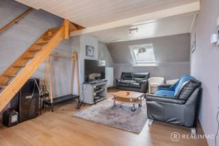 <strong>Ligging</strong><br />Dit lichtrijk appartement is gelegen in Beveren-Leie, een rustige en gegeerde deelgemeente van Waregem. Dankzij de <strong>gunstige ligging</strong> geniet je van een vlotte verbinding naar Waregem en Kortrijk, met winkels, scholen en horeca op korte afstand.<br /><br /><strong>Indeling</strong><br />Het appartement omvat een inkomhal, een ruime leefruimte met veel lichtinval en een praktisch ingerichte keuken. Verder zijn er twee slaapkamers en een badkamer met ligbad, lavabomeubel en toilet. Achteraan bevindt zich een ruim terras met een aangenaam uitzicht, ideaal om te ontspannen na een drukke dag.<br /><br /><strong>Technisch</strong><br />Verwarming gebeurt via aardgas (centrale verwarming). Het appartement beschikt over een <strong>EPC-label C,</strong> wat bijdraagt aan een degelijk energieverbruik en comfort.<br /><br /><strong>Troeven</strong><br />Momenteel is het appartement verhuurd aan €640 per maand, wat zorgt voor een stabiel en onmiddellijk rendement. De combinatie van een goede ligging, <strong>een betrouwbare huurder</strong> en de inbegrepen autostaanplaats maakt dit een interessante investering. Zowel geschikt als <strong>opbrengsteigendom als voor eigen bewoning op termijn.</strong><br /><br /><strong>Contact</strong><br />Interesse in deze opportuniteit? Neem vrijblijvend contact op voor meer informatie of een bezoek via Cedrik op 0472/66.56.64 of via cedrik@real-immo.be