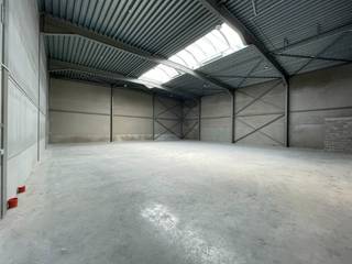 Deze recente KMO-unit van 369 m² is gelegen in het kwalitatieve bedrijvenpark “Gundilo Park” te Wondelgem, op een strategische locatie vlak naast de R4.<br />Dankzij de uitstekende bereikbaarheid is dit de ideale uitvalsbasis voor opslag, atelieractiviteiten of andere professionele doeleinden.<br /><br />De geïsoleerde bedrijfsunit is opgetrokken uit een staalstructuur met betonpanelen en beschikt over een vrije hoogte van circa 6 meter. Het magazijn is uitgerust met een sectionaalpoort van 4 m breed en 4,5 m hoog, een gepolierde betonvloer en een lichtstraat die zorgt voor een aangename natuurlijke lichtinval. Aan de voorzijde bevindt zich een kantoorruimte met raampartij, ideaal voor administratieve activiteiten of ontvangst van klanten.<br /><br />Bij de unit horen bovendien 2 privatieve parkeerplaatsen en een buitenruimte van circa 45 m², die kan worden gebruikt voor opslag of publiciteit.<br /><br />Troeven:
<ul>
	<li>Geschikt voor opslag, atelier of KMO-activiteiten;</li>
	<li>Onmiddellijk beschikbaar.</li>
	<li>Huurprijs exclusief btw, onroerende voorheffing, gemeenschappelijke en privatieve kosten.</li>
	<li>Gemeenschappelijke kosten: provisie van €100/maand exclusief btw.</li>
</ul>
<br />Een uitstekende opportuniteit voor ondernemers die op zoek zijn naar een moderne en vlot bereikbare bedrijfsruimte.