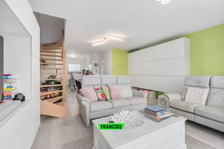 Dit prachtige duplexappartement bevindt zich in een kleinschalige, recente residentie (2016) en combineert moderne wooncomforten met een rustige, aangename ligging.<br /><br />Bij het betreden van het appartement word je verwelkomd in een ruime inkomhal met gastentoilet. Aansluitend tref je de lichtrijke leefkeuken, die is uitgerust met veel bergruimte en alle nodige toestellen. De open indeling vloeit mooi over in de gezellige leefruimte, die directe toegang biedt tot het ruime zonneterras met een zeer gunstige oriëntatie.<br /><br />Verder is er op het gelijkvloers een praktische, ruime berging voorzien met aansluiting voor wasmachine en droogkast. Op de verdieping bevindt zich de nachthal die toegang geeft tot twee volwaardige slaapkamers en een comfortabele, ruime badkamer met inloopdouche.<br /><br />Het appartement wordt verwarmd via centrale verwarming op aardgas en beschikt over een conforme elektrische keuring. Daarnaast is er een ventilatiesysteem type C aanwezig.<br /><br />De ligging in een rustige straat met ruime parkeermogelijkheden vormt een extra troef. Bovendien is er in het gebouw een gemeenschappelijke fietsenberging aanwezig. Kortom: een instapklaar, energiezuinig en modern duplexappartement op een uitstekende locatie. Perfect voor wie comfortabel en zorgeloos wil wonen!<br /><br />